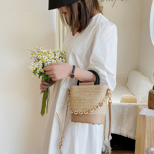 Summer Straw Bag with Chain Accents: Embrace the Season in Style!