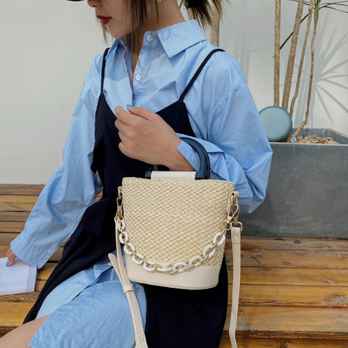 Summer Straw Bag with Chain Accents: Embrace the Season in Style!