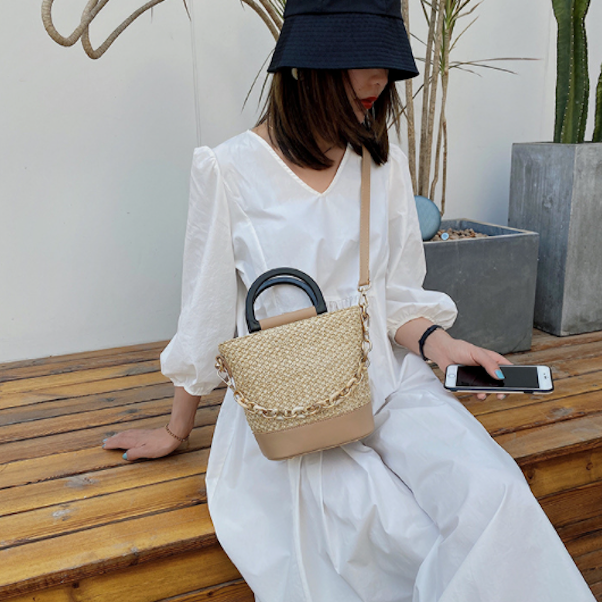 Summer Straw Bag with Chain Accents: Embrace the Season in Style!