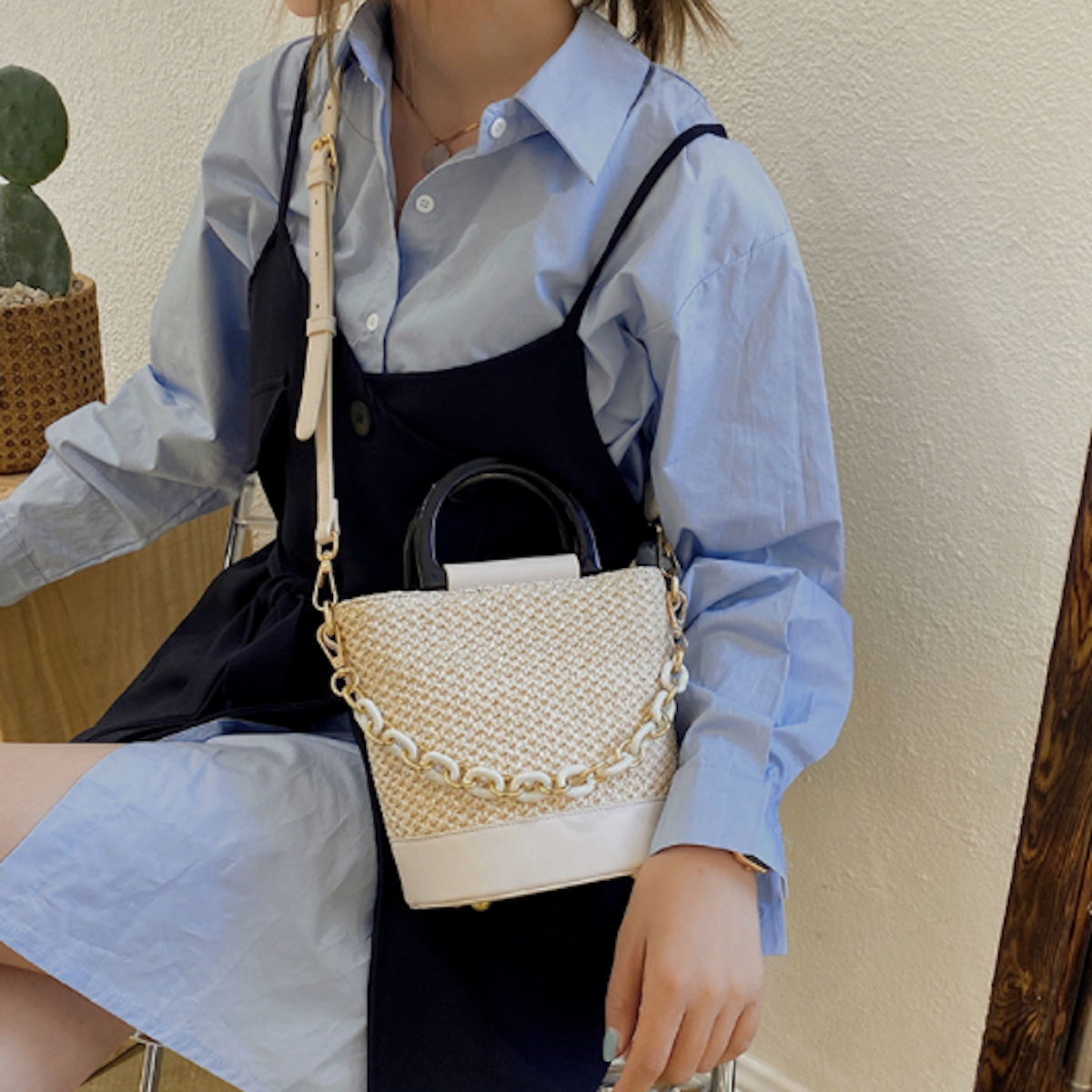 Summer Straw Bag with Chain Accents: Embrace the Season in Style!