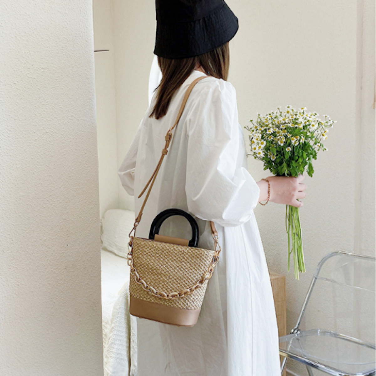 Summer Straw Bag with Chain Accents: Embrace the Season in Style!