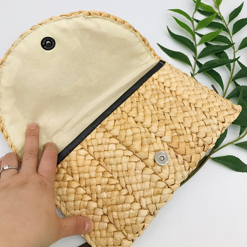 Summer Mini Straw Clutch: Embrace the Season in Style!