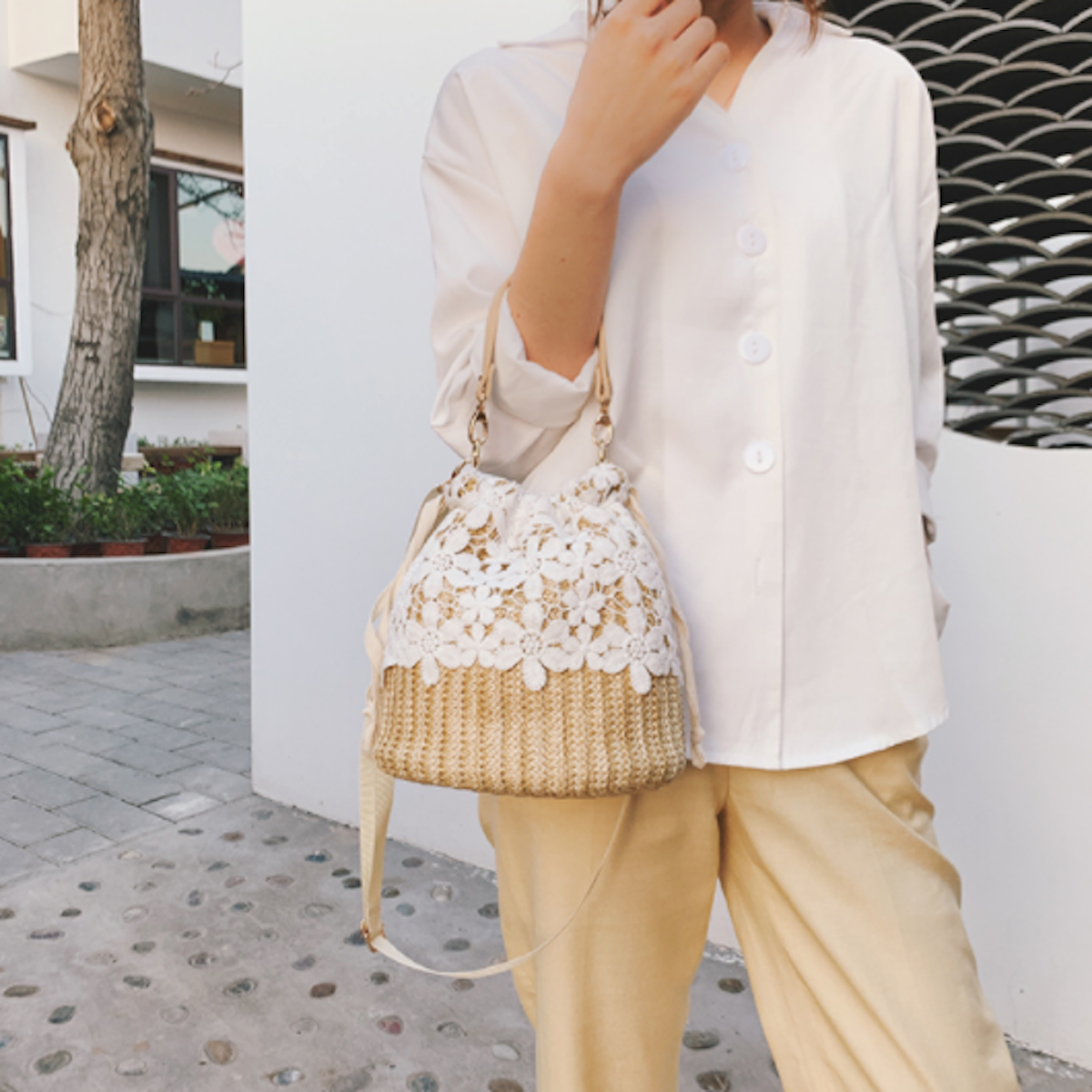 Summer Lace-Trimmed Straw Bucket Bag for a Chic Seasonal Look