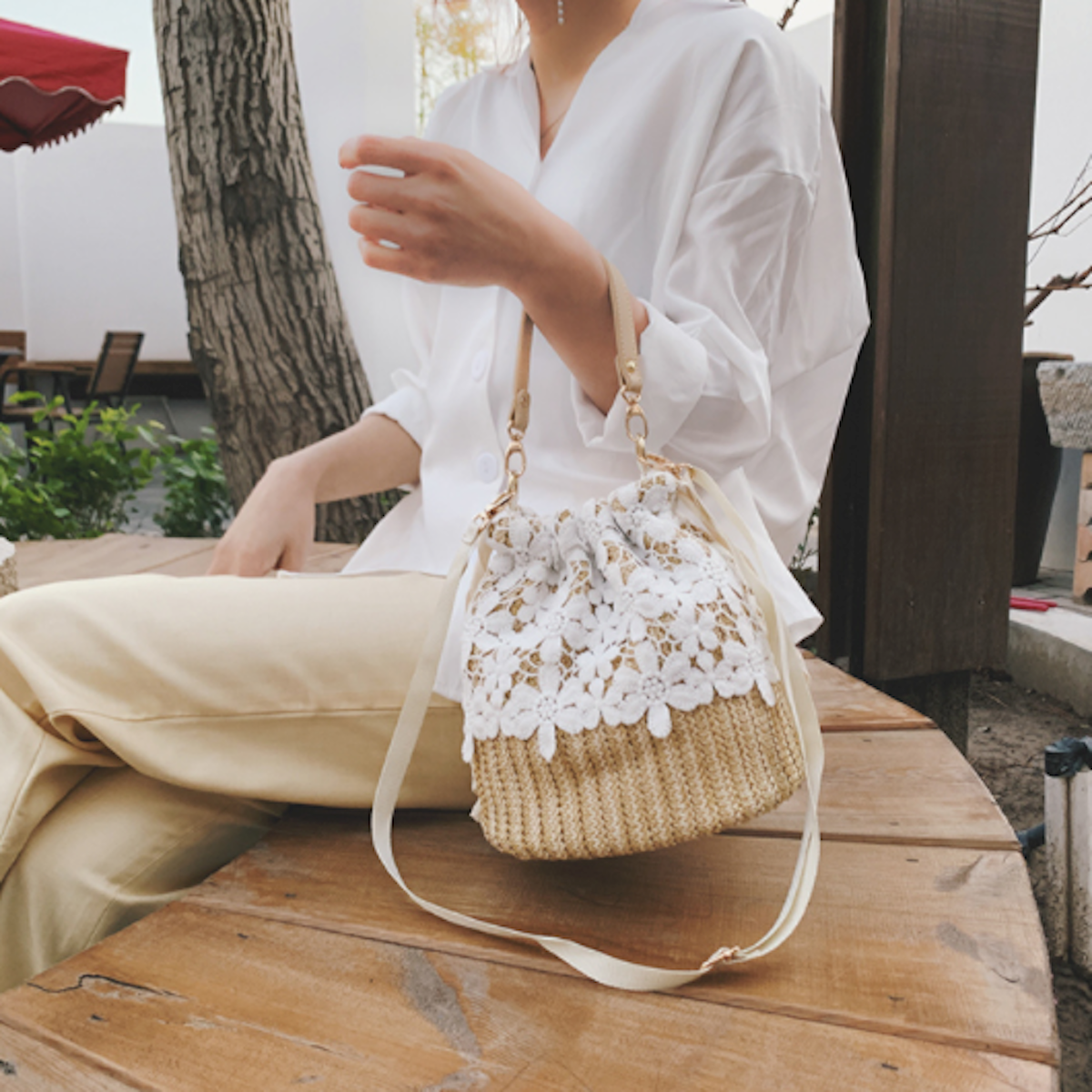 Summer Lace-Trimmed Straw Bucket Bag for a Chic Seasonal Look