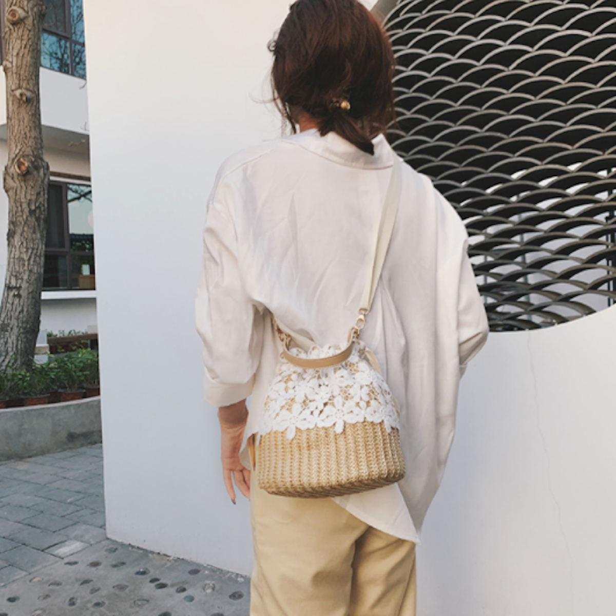 Summer Lace-Trimmed Straw Bucket Bag for a Chic Seasonal Look