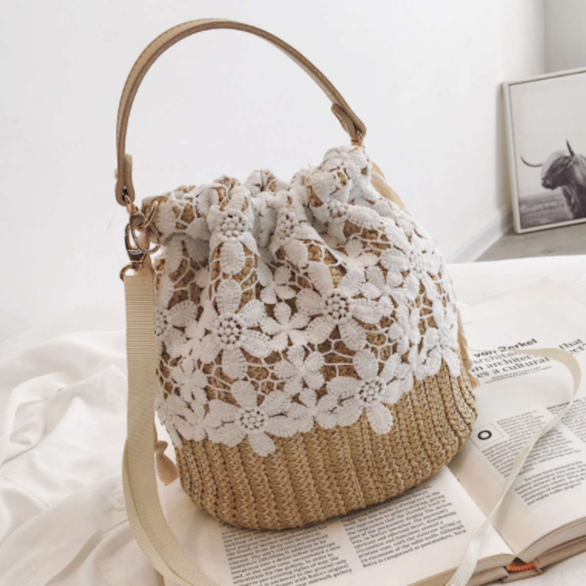 Summer Lace-Trimmed Straw Bucket Bag for a Chic Seasonal Look