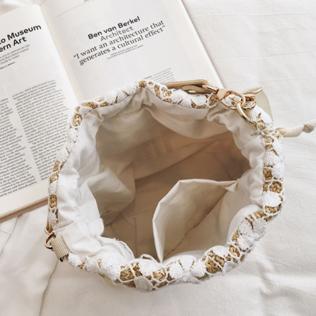 Summer Lace-Trimmed Straw Bucket Bag for a Chic Seasonal Look