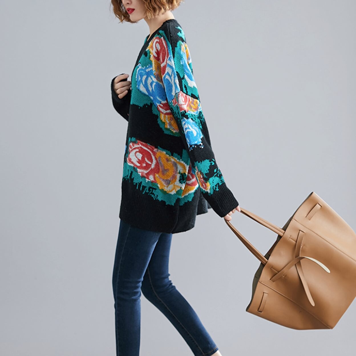 Floral Print Round Neck Women's Sweater: Maintaining Core Meaning with a Distinctive Twist