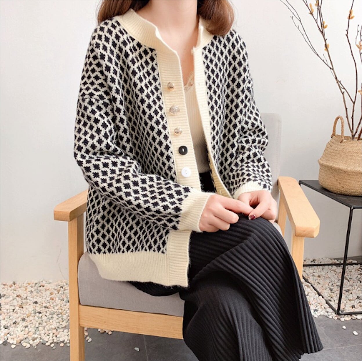 Small Diamond Print Women's Short Cardigan: A Clear Representation of Elegance
